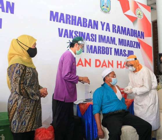 Gubernur Khofifah Ingatkan Bupati Walikota Untuk Segera Vaksinasi Pengurus Masjid Jelang Ramadhan