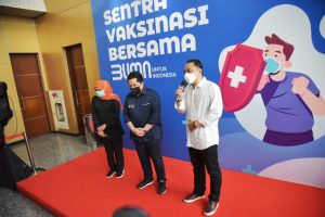 Hadir di Acara ‘Sentra Vaksinasi Bersama’, Wali Kota Eri Cahyadi Dampingi Menteri BUMN dan Gubernur Jatim