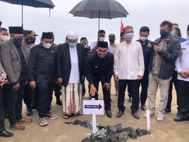 Bupati Zairullah Azhar Laksanakan Prosesi Peletakan Batu Pertama Pembagunan Masjid Terapung Tanbu