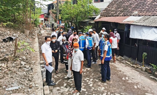 Respon Keluhan Warga Bibis Karah soal Jalan yang Rusak, Komisi C DPRD Surabaya Sidak ke Lokasi