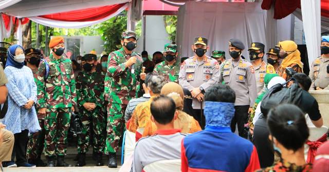 Panglima TNI dan Kapolri Tinjau Vaksinasi Massal di Puskesmas Surabaya