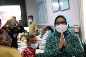 Beri Dukungan Penerima Vaksin dan Nakes, Ketua Tim Penggerak PKK Keliling Puskesmas
