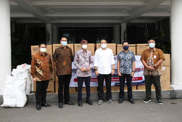 Terima Bantuan APD dari PT Meratus, Wali Kota Eri Cahyadi Berharap Kolaborasi Pengusaha dengan Pemkot Tangani Pandemi