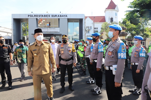 Pimpin Apel Pasukan di Polrestabes Surabaya, Wali Kota Eri Cahyadi Berharap Warga Menahan Diri untuk Tidak Mudik