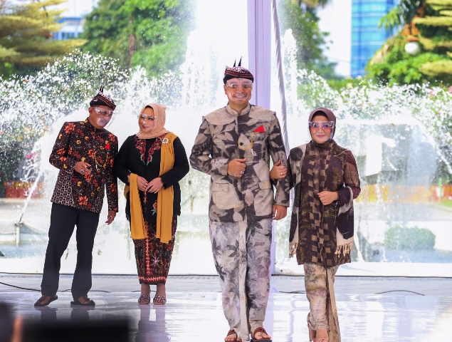 Peringati Hari Kartini, Wali Kota dan Wawali Kota Surabaya jadi Pragawan di Lomba Fashion Show