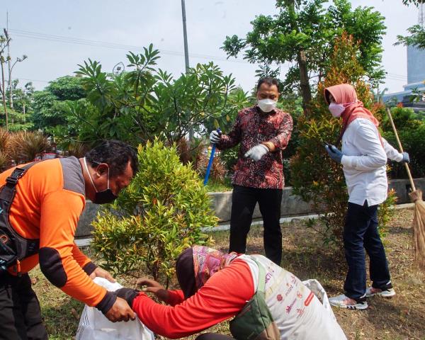 Bersih-bersih Kawasan Ahmad Yani, Wali Kota Eri Cahyadi Terjun Langsung Bantu Satgas Penyapu