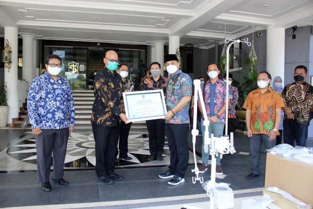 Pemkot Surabaya Terima Bantuan Alat Terapi Pernapasan dari PT HM Sampoerna Tbk
