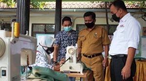 SIG Berikan Pelatihan Menjahit dan Beternak di Gresik dan Rembang