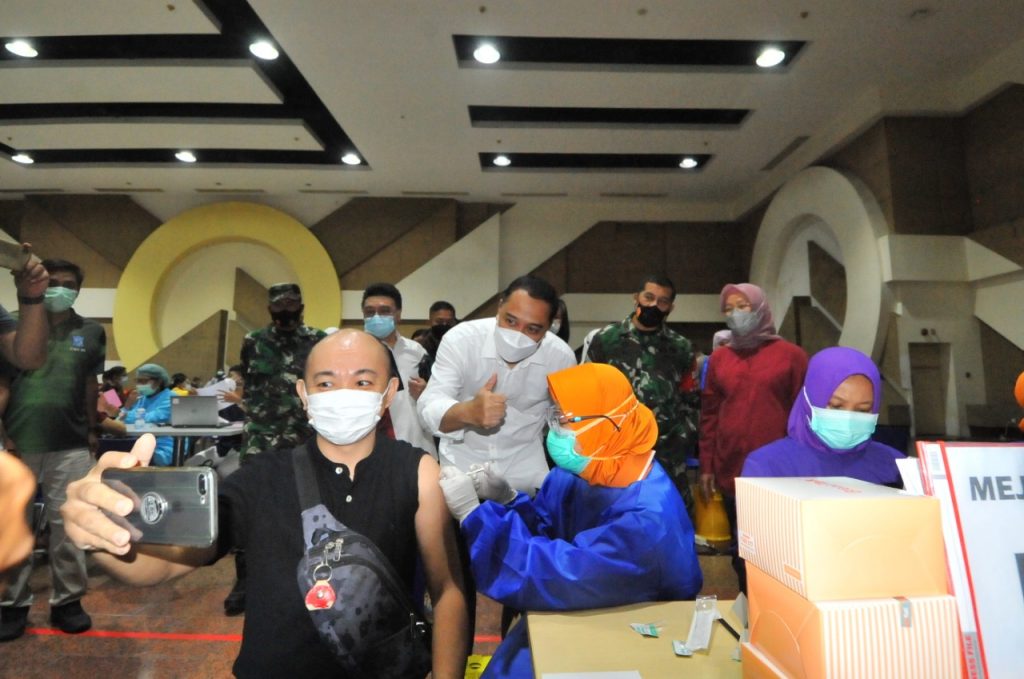 Wali Kota Eri Chayadi Tinjau Vaksinasi di Ubaya dan Tunjungan Plaza