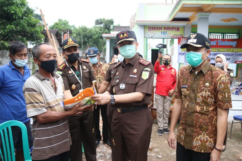 Kejati Jatim dan Jajaran Kirim Bantuan untuk Korban Gempa Malang