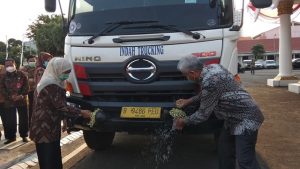 Pemprov Jatim Lepas 15,5 Ton Ayam Karkas ke Maluku Utara