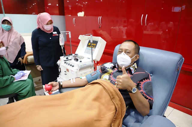 Beri Tauladan Kemanusiaan, Wawali Armuji Donorkan Plasma Konvalesen di PMI Surabaya