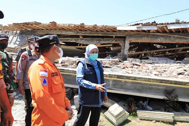 Tinjau Lokasi Terdampak Gempa di Lumajang, Gubernur Khofifah Minta Percepatan Penanganannya