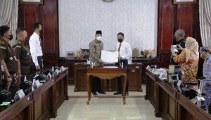 Wali Kota Eri Cahyadi Beri Penghargaan 26 Jaksa Kejari Surabaya