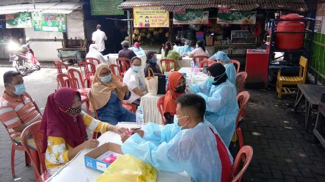 Ribuan Pedagang Pasar di Surabaya Ikuti Vaksinasi Covid-19