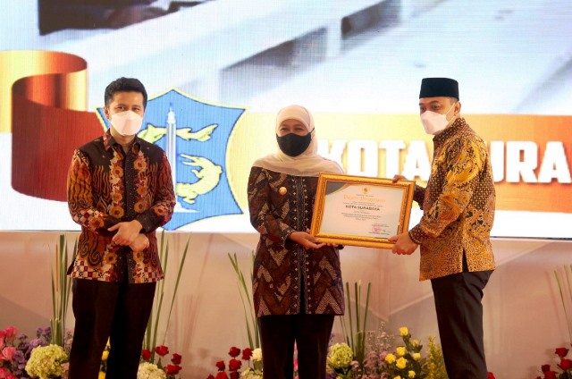 Pemkot Surabaya Terima Penghargaan Pembangunan Daerah Terbaik I Tahun 2021