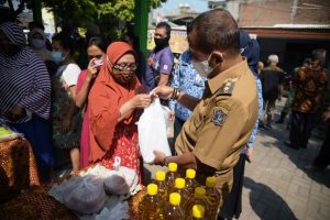 Stabilkan Harga Sembako, Wawali Armuji Tinjau Operasi Pasar di Balai RW Balongsari