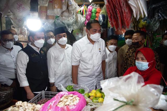 Kunjungi Pasar Wonokromo, Menteri Perdagangan Puji Stabilitas Harga Sembako di Surabaya