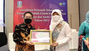 Di Momen Hari Kartini, Reni Astuti Raih Penghargaan Perempuan Pelopor Bidang Politik