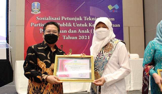 Di Momen Hari Kartini, Reni Astuti Raih Penghargaan Perempuan Pelopor Bidang Politik