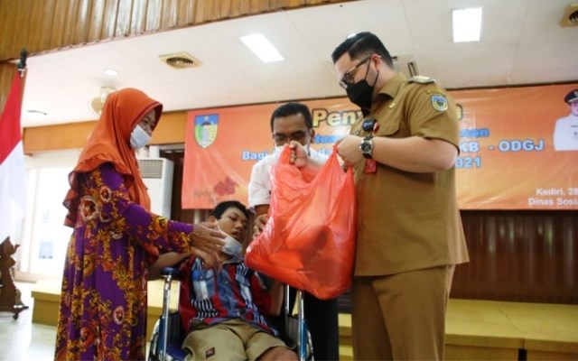Ringankan Beban Keluarga ODGJ dan ODKB, Dinsos Kabupaten Kediri Beri Bantuan Sembako