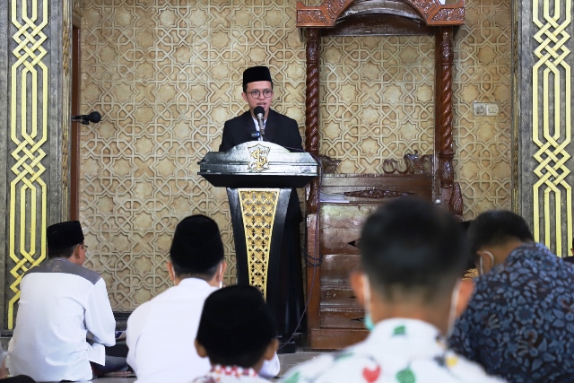 Hebat! Pelajar SMP di Surabaya Isi Khotbah Jumat di Masjid Dispendik