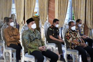 Hadir Bersama Forpimda di Peringatan Hari Otonomi Daerah XXV, Wali Kota Eri Cahyadi Terus Berikan Pelayanan Terbaik untuk Warga
