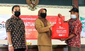 SIG Bagikan 1.900 Paket Sembako Kepada Warga Sembilan Kelurahan di Gresik