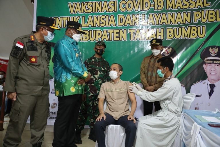 Vaksinasi Masal untuk Pelayan Publik dan Lansia di Tanbu Disambangi Pj.Gubernur Kalsel