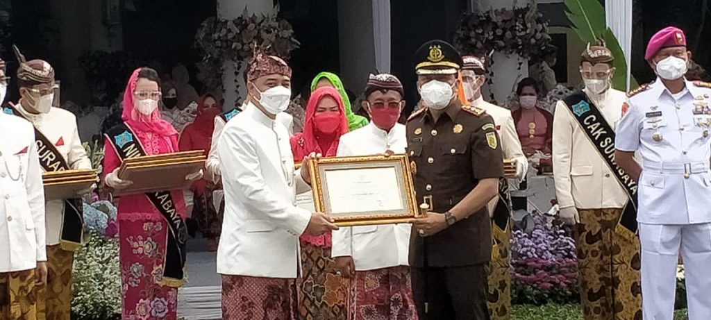 9 JPN Kejari Tanjung Perak Terima Penghargaan di Hari Jadi Kota Surabaya ke 728