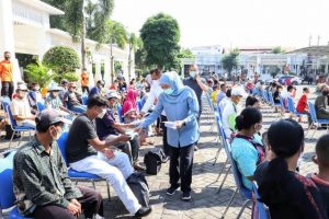 Gubernur Khofifah Berbagi 200 Paket Sembako Pada Masyarakat Sekitar Kantornya