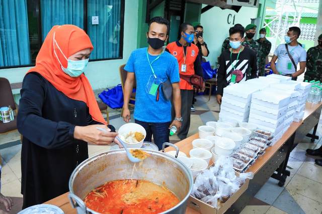 Gubernur Khofifah Ajak PMI Jatim Makan Bersama Ketupat Sayur dan Lepet di Asrama Haji