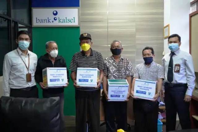 Jelang Idhul Fitri, Bank Kalsel Bagi Paket Sembako ke Pensiunan ASN Tanbu