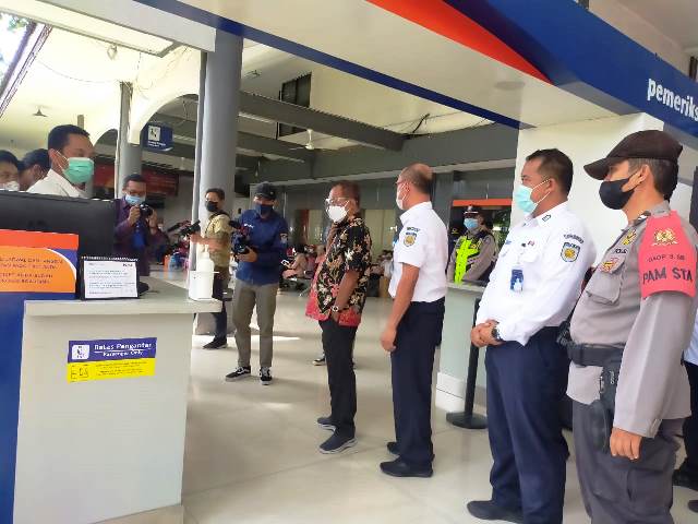 Pantau Kesiapan Petugas Terkait Larangan Mudik, Wawali Armuji Sambangi Stasiun KA Gubeng dan Terminal Purabaya