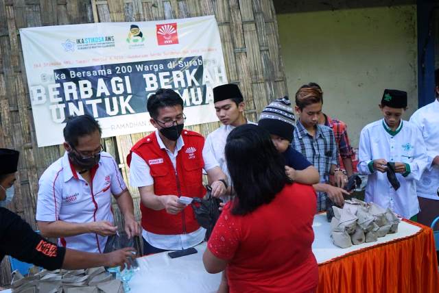 IKA Stikosa AWS, Gusdurian dan INTI Surabaya Bagikan 200 Menu Buka Puasa
