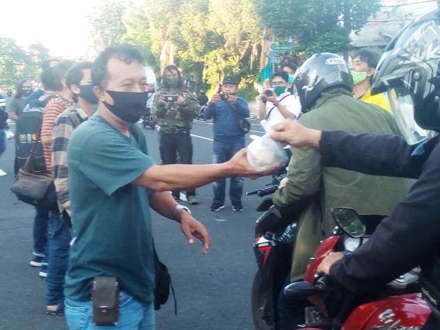 Pokja Wartawan Dewan Surabaya Bagi Takjil Gratis dengan Prokes