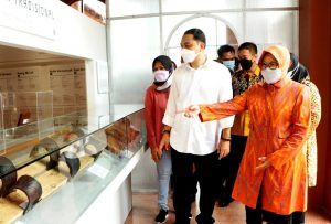 Wali Kota Eri Bersama Mensos Risma Resmikan Museum Olahraga Surabaya