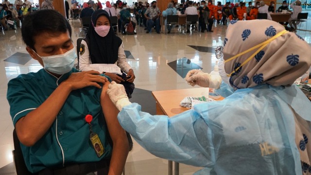 Dua Ribu Petugas dan Komunitas Bandara Juanda Jalani Vaksinasi Covid-19 Dosis Kedua