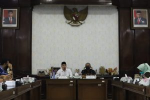 Beri Kemudahan Layanan ke Warga, Wali Kota Eri Cahyadi Persilahkan Camat dan Lurah Berinovasi