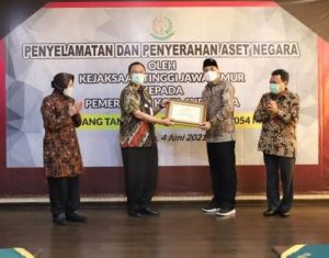 Bersama Mensos Risma, Wali Kota Eri Terima Penyerahan Aset Property dari Kejati Jatim