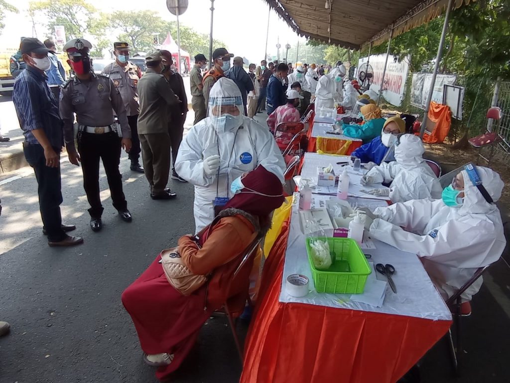 Maksimalkan Testing di Penyekatan Kaki Suramadu, Wali Kota Eri Tambah Personel Nakes Jadi 500 Orang Per Hari