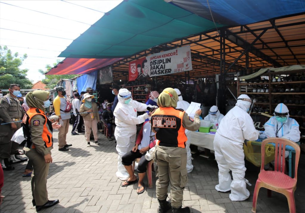 Tim Swab Hunter Sasar Pedagang di Kawasan Masjid Al-Akbar dan Pasar Gembong Asih