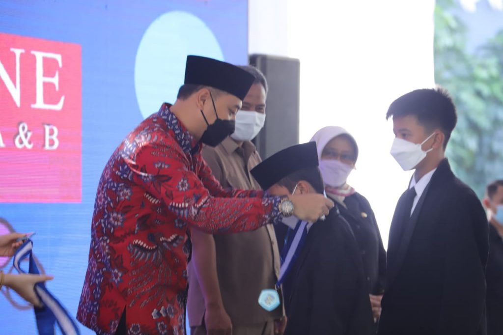 Gelar Wisuda Online Serentak, Wali Kota Eri Berharap Lahir Pemimpin Hebat dari Surabaya