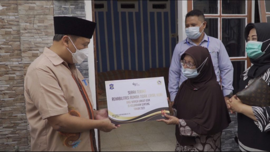 Peringati Hari Lansia Nasional, Pemkot Surabaya Serahkan Bantuan Program Rehabilitasi Sosial Rutilahu