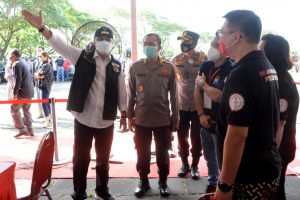 Tinjau Ribuan Pekerja Industri Disuntik Vaksin, Wali Kota Eri Ucapkan Terima Kasih pada Polda Jatim