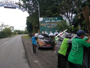 Disperkimtan Gelar Giat Pembersihan dan Pengecatan Gerbang Pintu Masuk Perbatasan