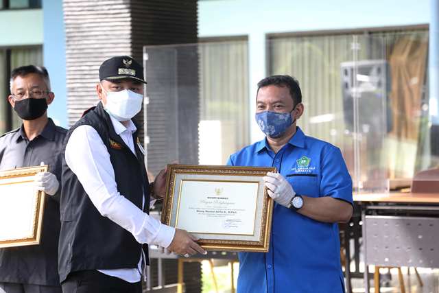Beri Penghargaan Jajaran UPT Asrama Haji, Wali Kota Eri: Jangan Pernah Bosan Membantu Kami