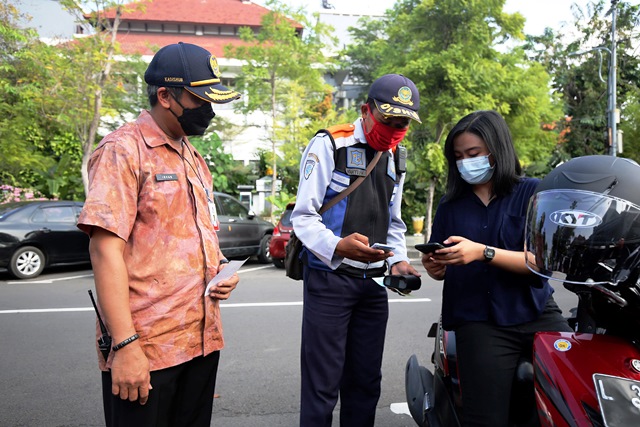 Dishub Surabaya Mulai Terapkan Pembayaran Retribusi Parkir Secara Cashless di Sekitar Balai Kota dan Taman Bungkul