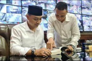 Jelang 100 Hari Kerjanya, Wali Kota Eri Dapat Kado Buku