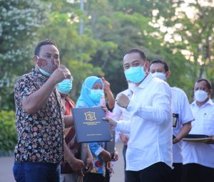 Wali Kota Eri Berikan Apresiasi Uang Insentif ke Satgas Kampung Tangguh Wani Jogo Suroboyo